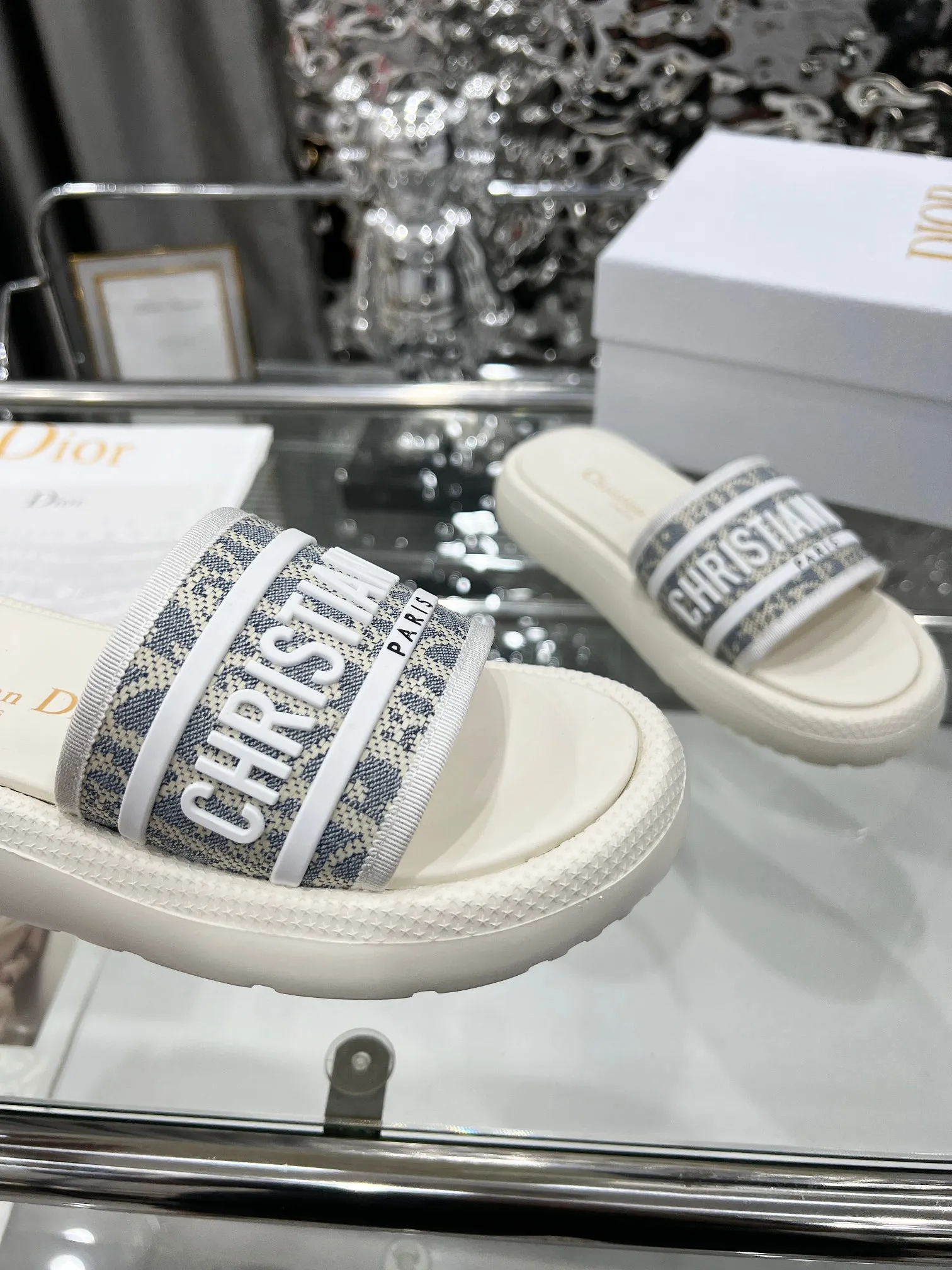 👟👟Ex-factory price 360👟👟 Dior Dior spring and summer catwalk newly upgraded sandal series classic thick-soled sandals original 1:1 development soft and delicate foot feel extremely comfortable versatile style original foam outsole 💝💝💝easy to control, 3 colors available, medium size 35-40 (41-42 customized)